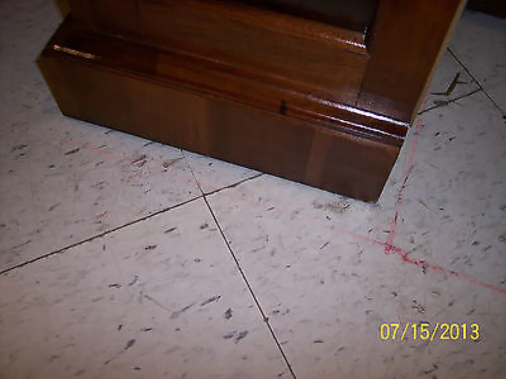 Pieni arkistokaappi kuvattuna toisesta suunnasta